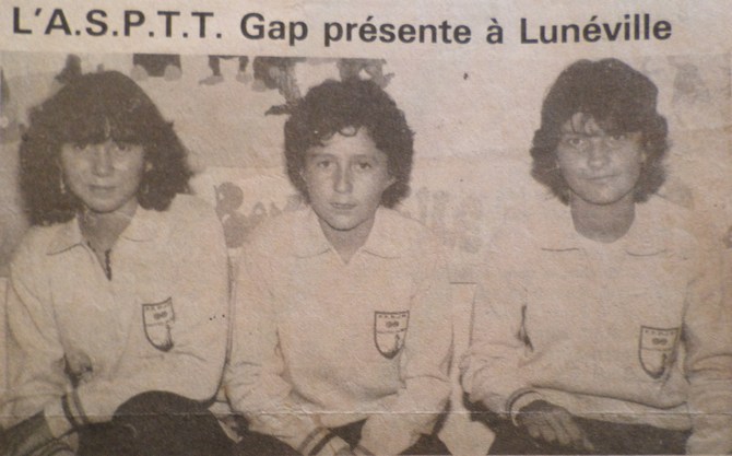 Champions Cadets 1983 Isabelle TRAVERS , David LEAUTIER et je vous laisse reconnaitre la 3éme à droite..... sachant qu'elle joue encore de nos jours et a depuis remporté de nombreux autres titres. Champions Cadets 1983 Isabelle TRAVERS , David LEAUTIER et je vous laisse reconnaitre la 3éme à droite..... sachant qu'elle joue encore de nos jours et a depuis remporté de nombreux autres titres.