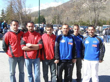 Veynois en rouge contre Gapençais en Bleu pour ce quart de finale Veynois en rouge contre Gapençais en Bleu pour ce quart de finale