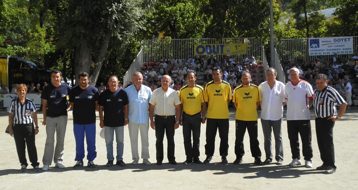 Abitres , joueurs , organisateurs et officiels avant cette grande finale