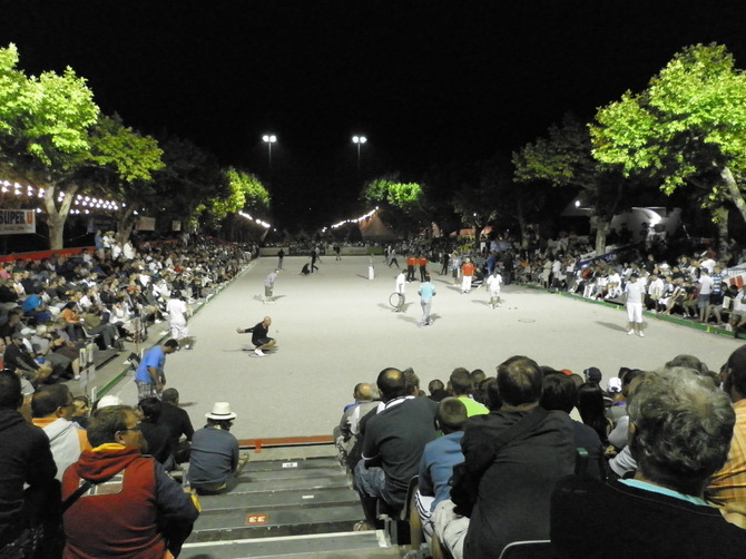 MILLAU ou " La folie des boules "