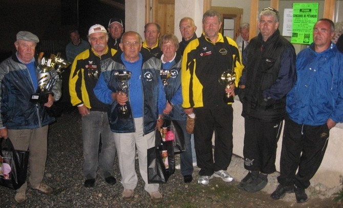 Vainqueurs et finalistes avec les réprésentants du Guil et le Délégué de la compétition Vainqueurs et finalistes avec les réprésentants du Guil et le Délégué de la compétition
