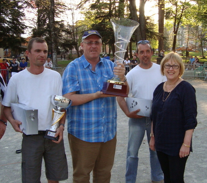 Christian GILLARDEAU, le président de la Petite Boule Veynoise qui brandit le trophé offert au club pour un an, entouré des deux vainqueurs et d'Annie JALABERT,déléguée du Championnat Christian GILLARDEAU, le président de la Petite Boule Veynoise qui brandit le trophé offert au club pour un an, entouré des deux vainqueurs et d'Annie JALABERT,déléguée du Championnat