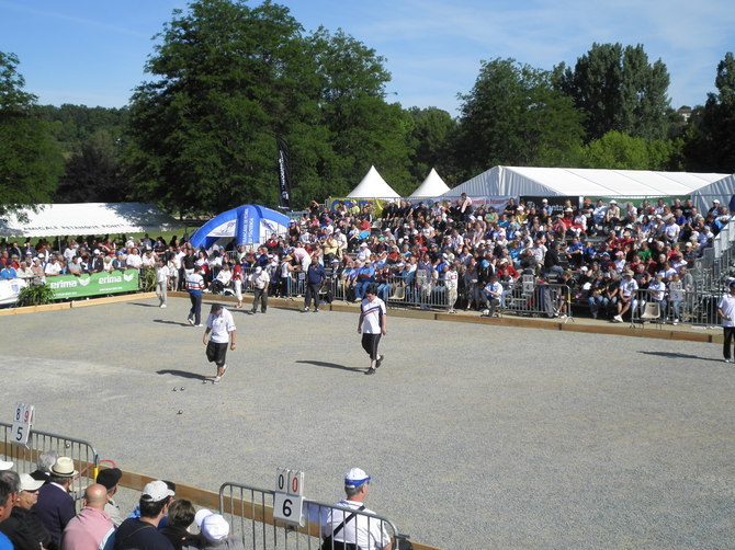 Une vue du carré d'honneur le dimanche matin avec deja des tribunes bien garnies. Une vue du carré d'honneur le dimanche matin avec deja des tribunes bien garnies.