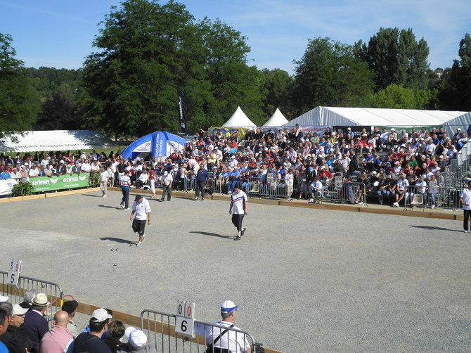 Une vue du carré d'honneur le dimanche matin avec deja des tribunes bien garnies.