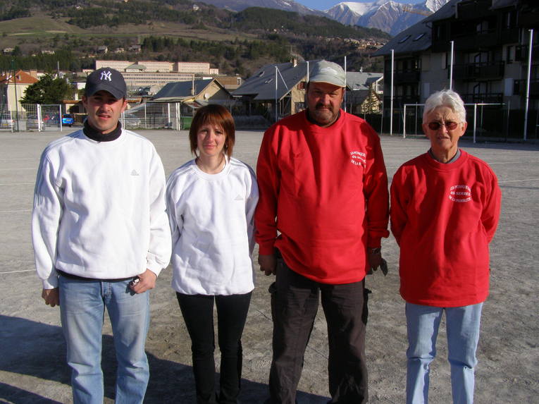 Christophe et Priscillia (Veynes) futurs demi finalistes ici face à l'équipe Serroise de Guytou et Annie Christophe et Priscillia (Veynes) futurs demi finalistes ici face à l'équipe Serroise de Guytou et Annie