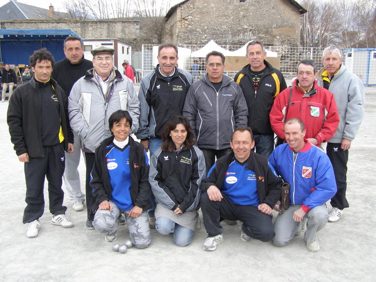 Les finalistes avec les organisateurs , élu et arbitre.... manque la déléguée et oui c'est elle qui prend la photo ! MERCI FRANCOISE Les finalistes avec les organisateurs , élu et arbitre.... manque la déléguée et oui c'est elle qui prend la photo ! MERCI FRANCOISE