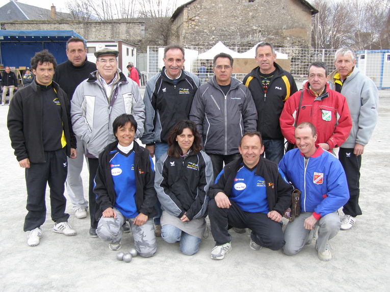 Les finalistes avec les organisateurs , élu et arbitre.... manque la déléguée et oui c'est elle qui prend la photo ! MERCI FRANCOISE