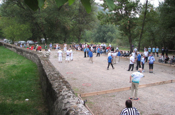 Les jeux en bordure du Gardon (Photo boulistenaute) Les jeux en bordure du Gardon (Photo boulistenaute)