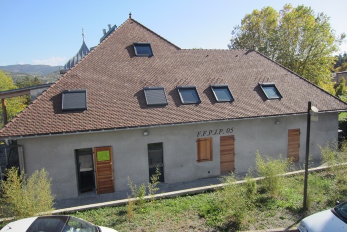 Notre nouveau siège , à l'arrière de la ferme (vous apercevez la pointe du toit au second plan) Notre nouveau siège , à l'arrière de la ferme (vous apercevez la pointe du toit au second plan)