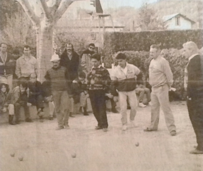 La partie de quart de finale disputée au boulodrome du café de la gare et opposant les Embrunais. On reconnait Gilbert Blanc (avec son inséparable bob) Dominique Lacaria , Luis Alexio ou André Marseille La partie de quart de finale disputée au boulodrome du café de la gare et opposant les Embrunais. On reconnait Gilbert Blanc (avec son inséparable bob) Dominique Lacaria , Luis Alexio ou André Marseille