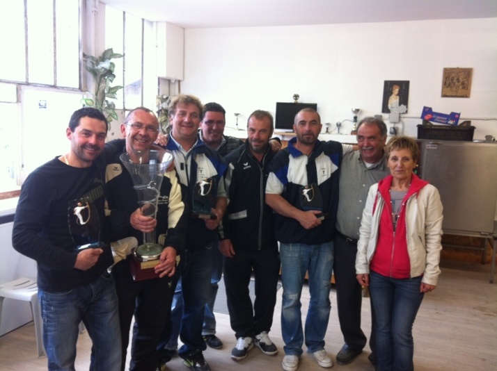 Les vainqueurs heureux accompagnés des brillants finalistes et organisateurs du comité et  du club de Briançon