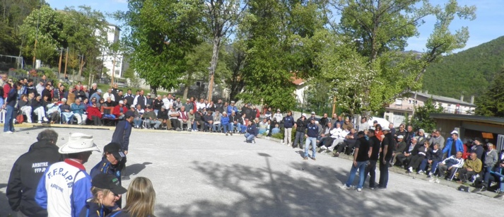 Le public nombreux autour du carré d'honneur Le public nombreux autour du carré d'honneur