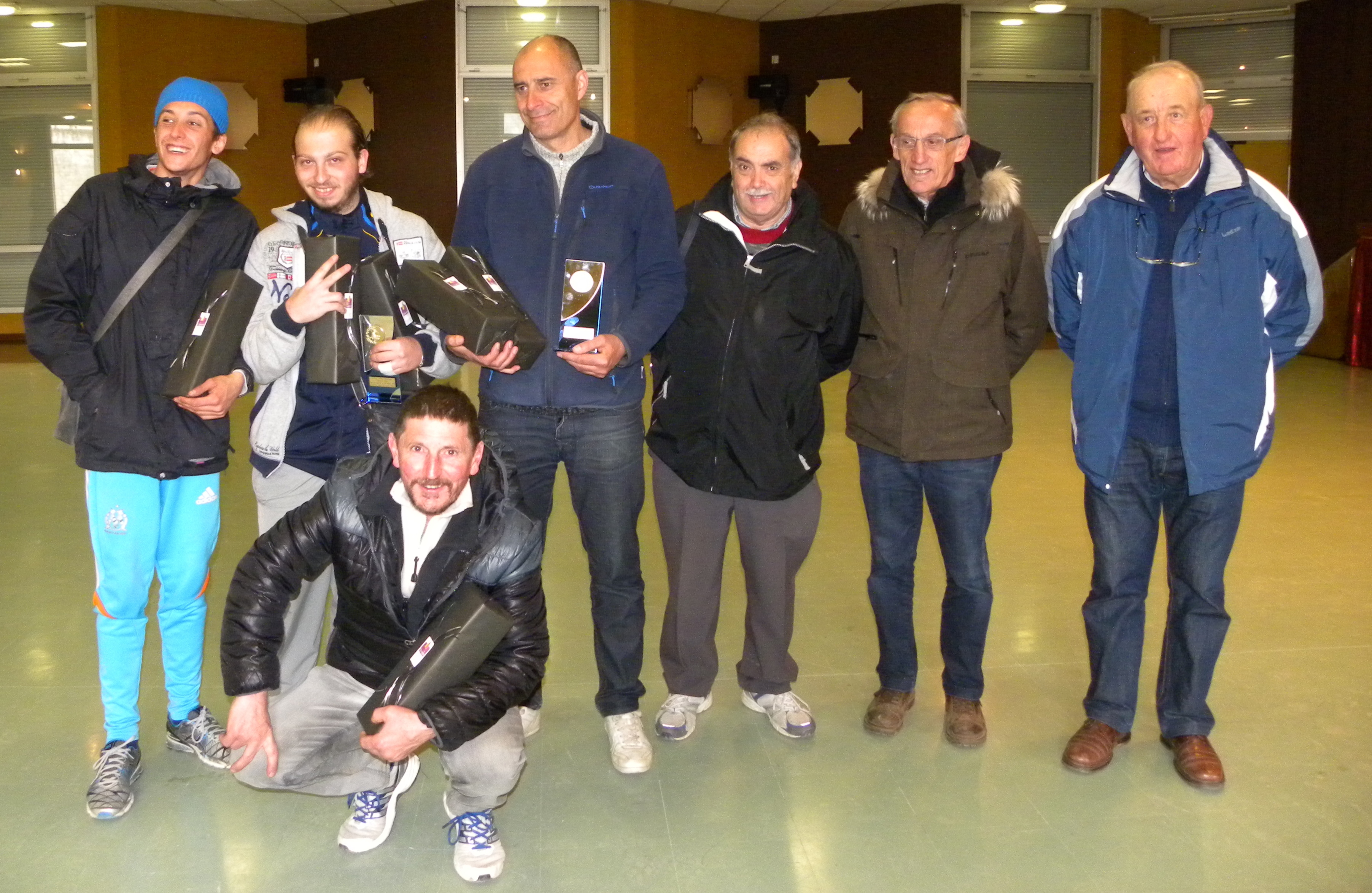 Les demi finalistes heureux et malheureux avec Mr l'arbitre , Mr le Maire de Serres et Mr Bovo président de la Pignolette Pétanque